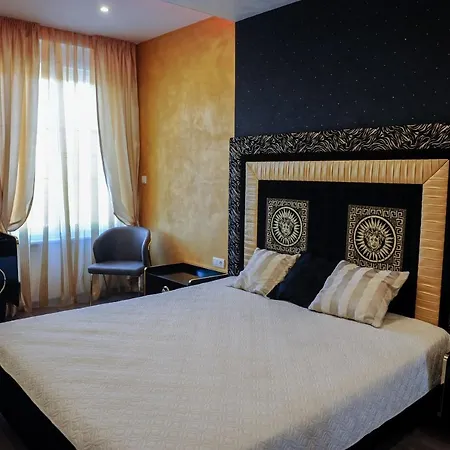 President V Apartment *